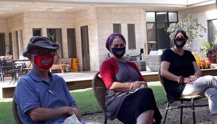 לחייך למרות המסכות